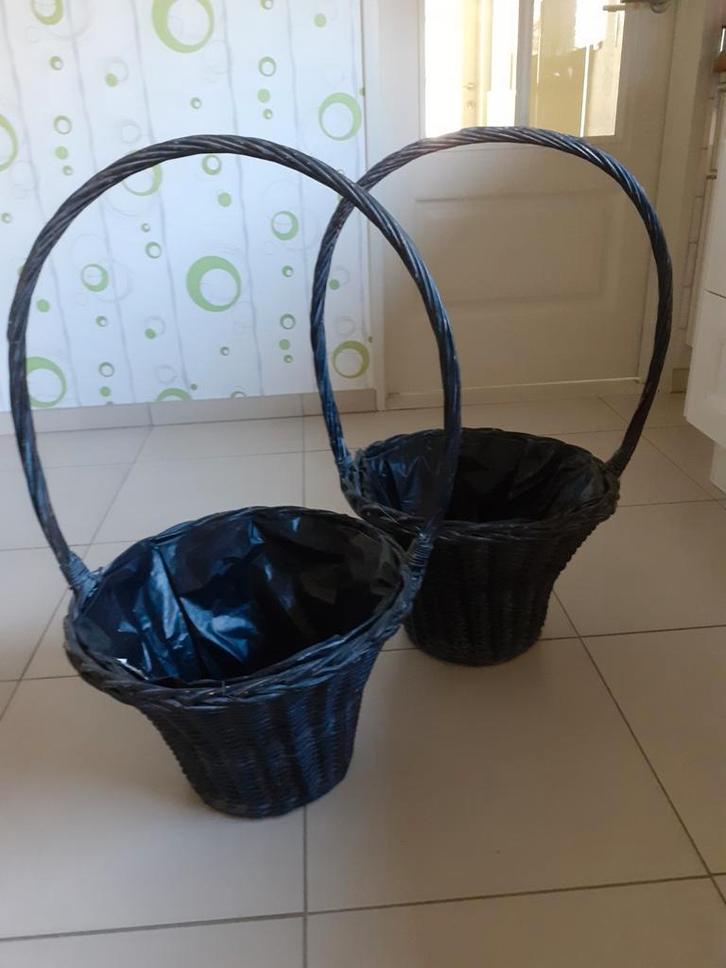 2 bloemenmanden, Huis en Inrichting, Woonaccessoires | Schalen en Manden, Zo goed als nieuw, Mand, Ophalen