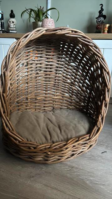 Rieten kattenmand met kussentje beschikbaar voor biedingen