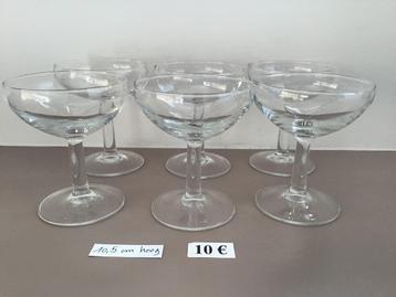 diverse sets van champagne en wijnglazen beschikbaar voor biedingen