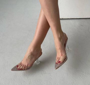 NIEUWE SCHOENEN voor een feest of bruiloft beschikbaar voor biedingen