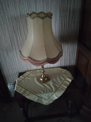 Lampen kap op koperen voet, Ophalen