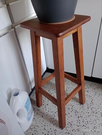Houten barkruk van 76 cm met plantensteun beschikbaar voor biedingen