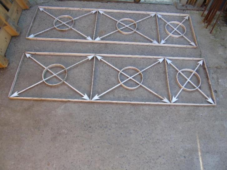 2 witte metalen balustrades, pijlmodel., Tuin en Terras, Tuinpoorten, Zo goed als nieuw, IJzer, 150 tot 200 cm, Minder dan 100 cm