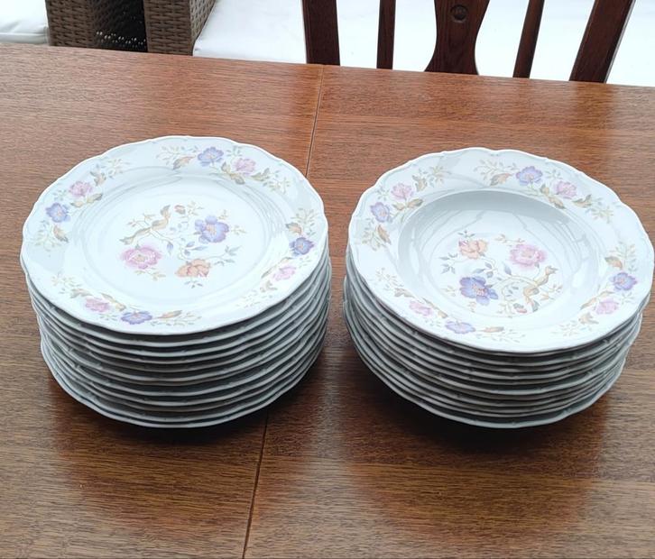 Lot de 12 assiettes plates et 12 creuses en porcelaine neuve, Antiquités & Art, Antiquités | Services (vaisselle) complet, Enlèvement ou Envoi