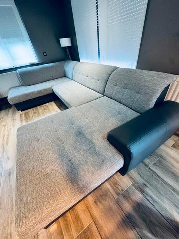 U-vormige bank in uitstekende staat beschikbaar voor biedingen