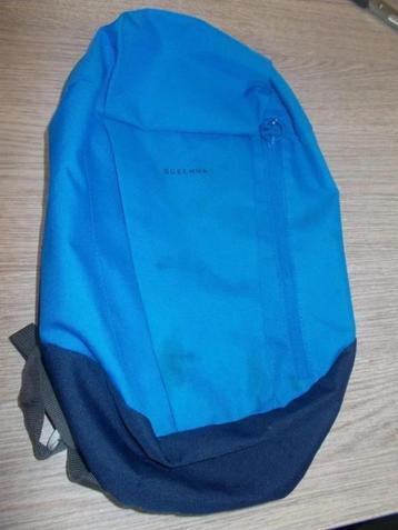 23C - Sac à dos bleu Quechua 10 L (voir remarques) disponible aux enchères