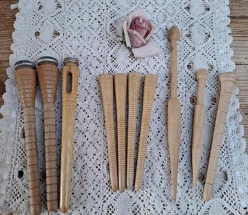 Lotje Franse brocante houten klosjes 2 beschikbaar voor biedingen