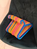 Cintre enfant de couleur en parfait état, Enlèvement