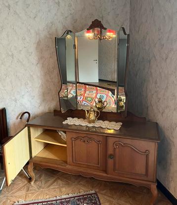 Kaptafel met driedelige spiegel beschikbaar voor biedingen