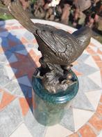 BRONZEN VOGEL GESIGNEERD MILO OP EEN RONDE MARMEREN SOKKEL, Antiek en Kunst, Ophalen of Verzenden, Brons