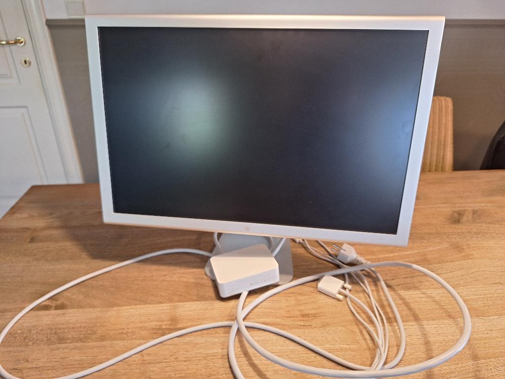 2 X Apple Cinema HD Display A1082 23 inch, Computers en Software, Apple Desktops, 23 inch, Ophalen, Zo goed als nieuw, Overige modellen