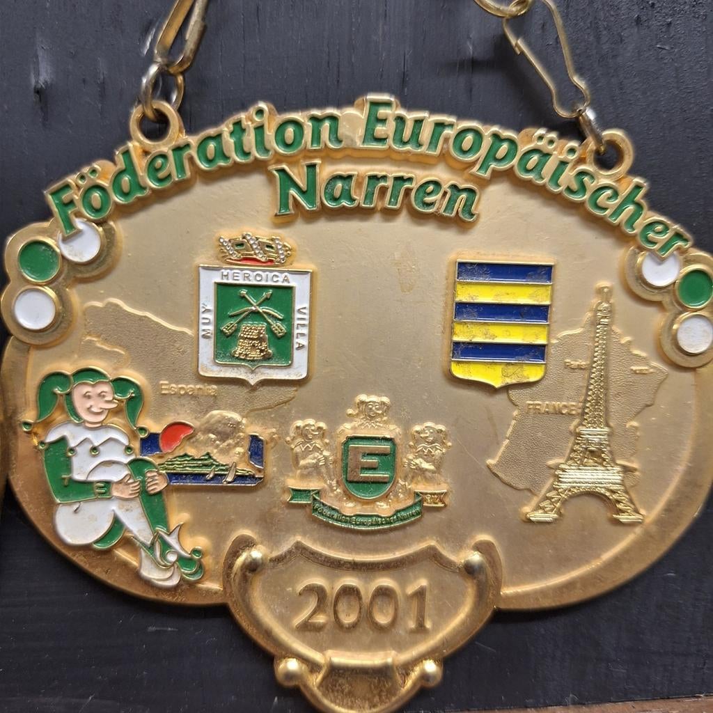 Europaischer  narren, Collections, Broches, Pins & Badges, Enlèvement ou Envoi