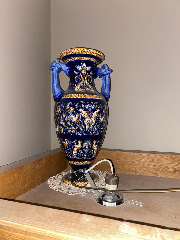 faience vaas (20e) met handgeschilderde cherubijnen van Gien, Enlèvement