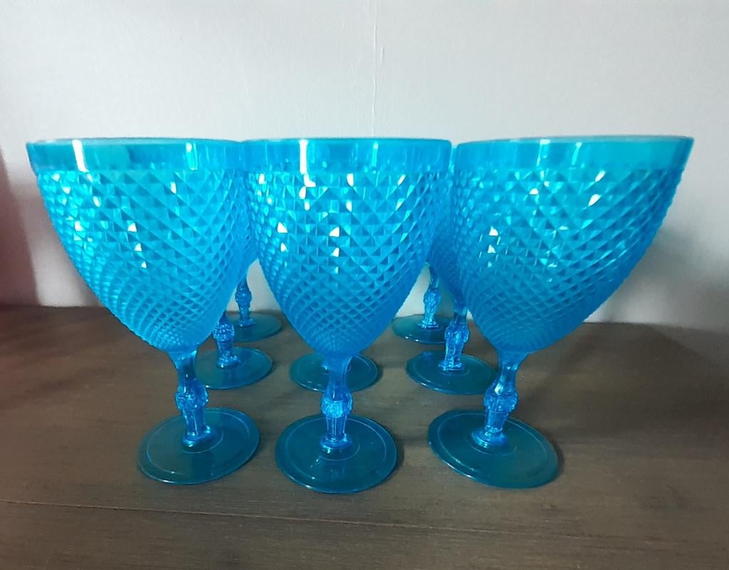 Grand Verre à vin sur pied en plastique, Maison & Meubles, Cuisine | Vaisselle, Uni, Verre ou Verres, Enlèvement, Utilisé