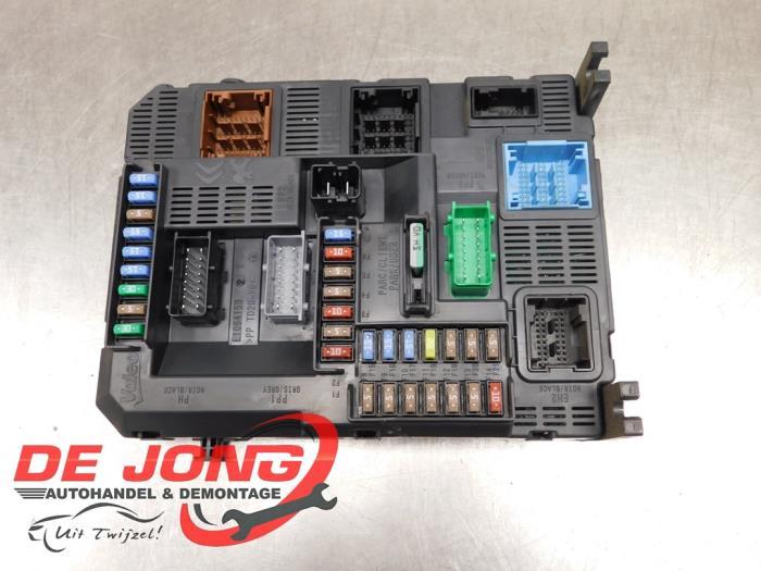 Boîte à fusibles d'un Peugeot 208, -, 3 mois de garantie, Utilisé, -