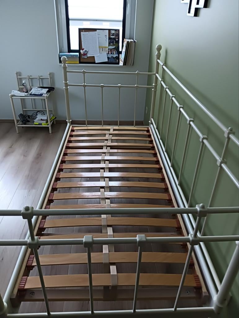 Metalen 1 persoonsbed zonder lattenbodem, Huis en Inrichting, Slaapkamer | Bedden, Ophalen