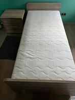 1 persoonsbed met matras en nachtkastje, Huis en Inrichting, Ophalen, Zo goed als nieuw