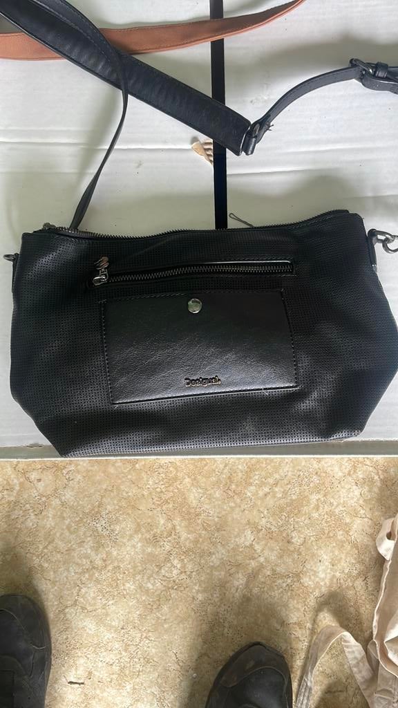 Desigual handtas, Handtassen en Accessoires, Tassen | Damestassen, Ophalen, Zo goed als nieuw, Zwart, Schoudertasje