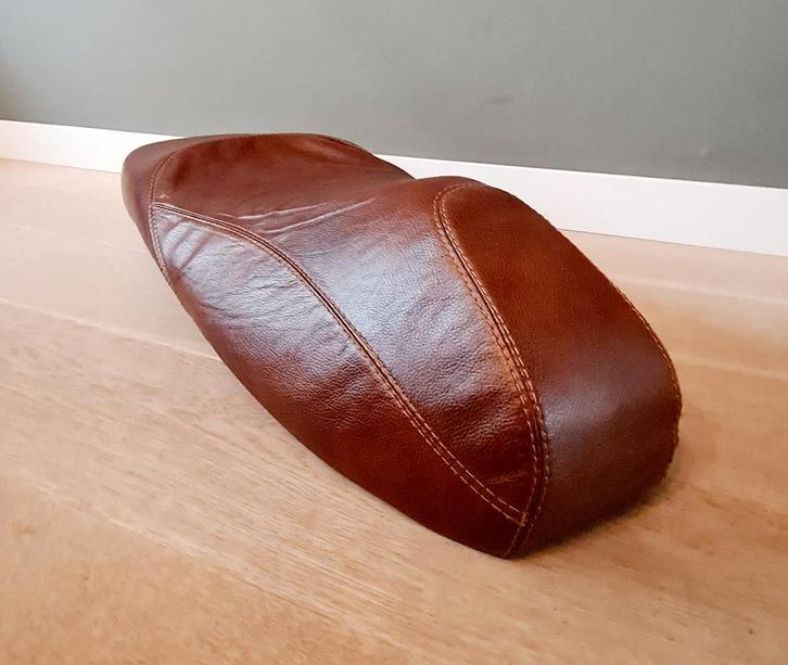 Zadel LEDER voor Vespa GTS / GT / GTV, Motoren, Accessoires | Overige, Nieuw, Ophalen of Verzenden