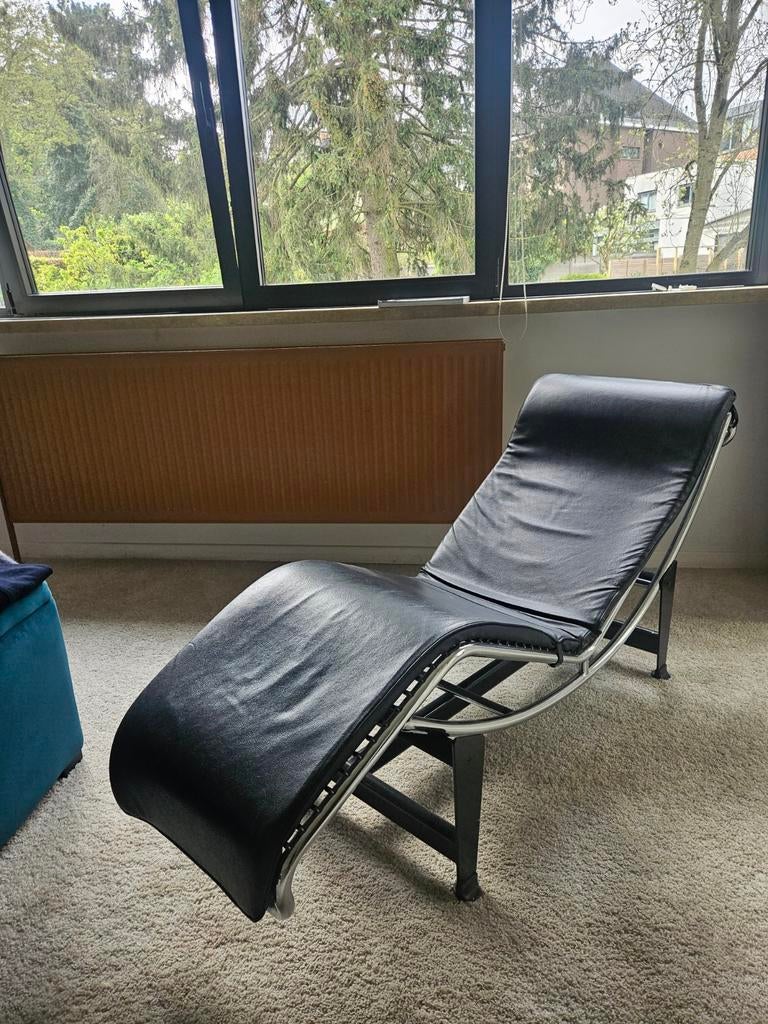 belle chaise longue imitation Corbusier (noir et acier chrom, Maison & Meubles