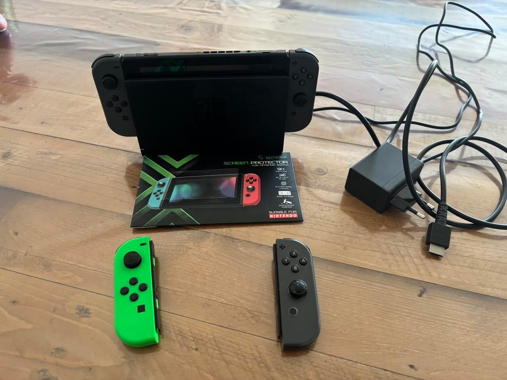 Nintendo switch 1 v2 met 2 nieuwe joycon’s, Games en Spelcomputers, Spelcomputers | Nintendo Switch, Ophalen, Gebruikt, Met 3 controllers of meer