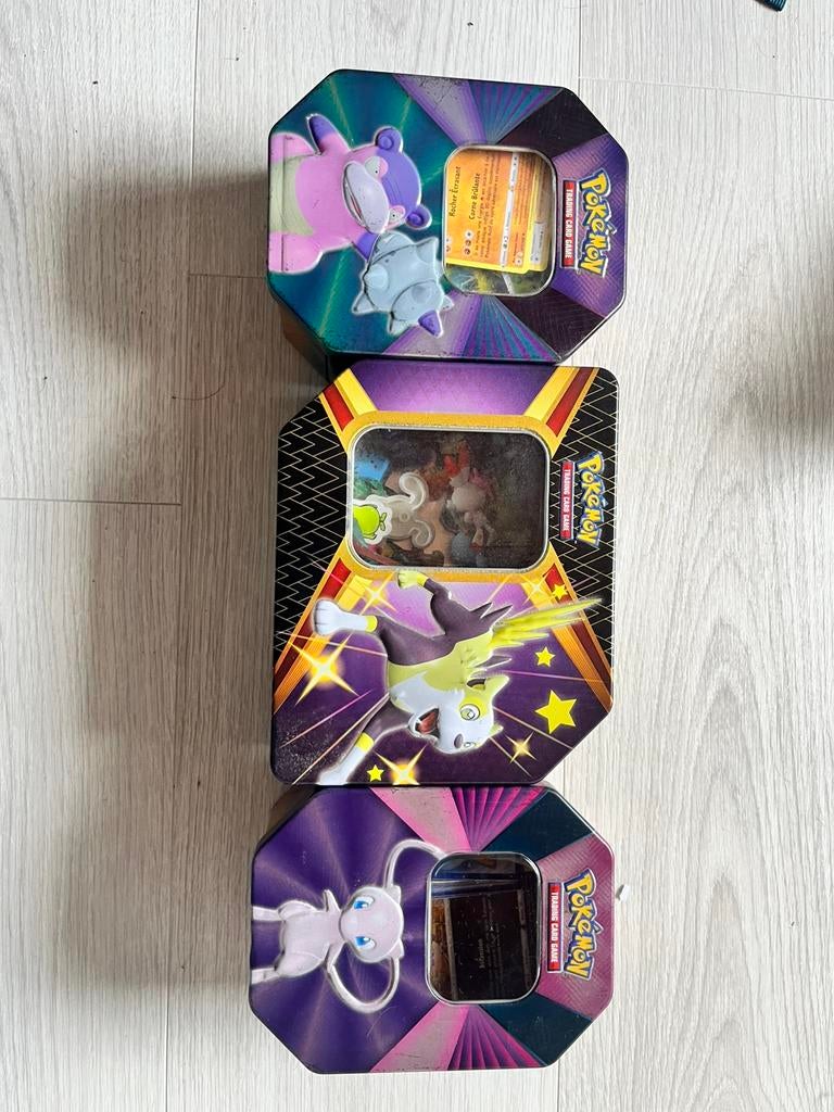 Trois boîtes Pokémon, remplies de cartes et figurines, Enlèvement, Comme neuf, Cartes en vrac