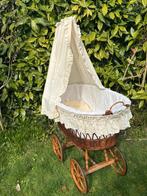 Wieg van rieten en antiek hout, Wieg