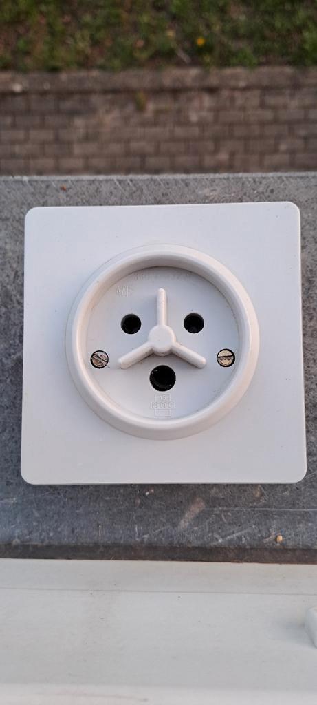 Prise cuisinière Vynckier 2P 32 A gris a saisir ↙️, Bricolage & Construction, Électricité & Câbles, Comme neuf, Prise de courant