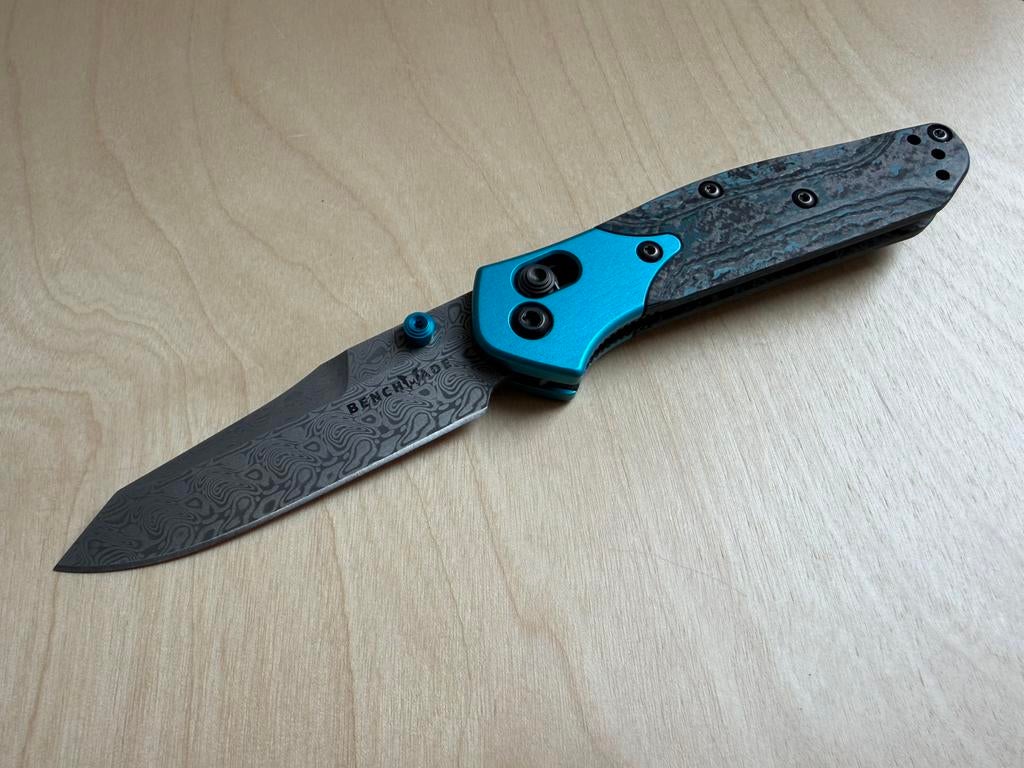 Nieuw Benchmade Mini Osborne Damasteel Gold Limited Edition, Caravanes & Camping, Outils de camping, Enlèvement ou Envoi, Neuf