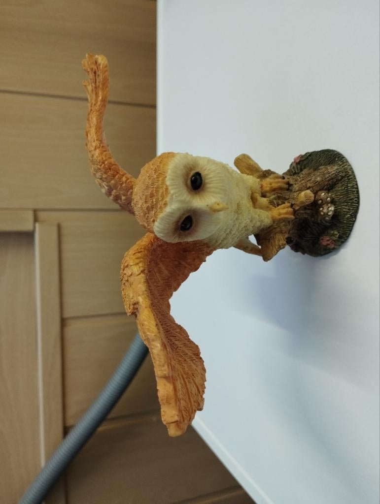 Een beeldje een uil in vliegstaand kleur oker geel, Verzamelen, Ophalen