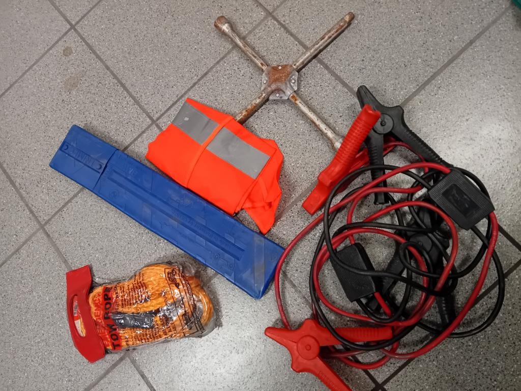 Startkabels, trektouw en gevarendriehoek, Ophalen