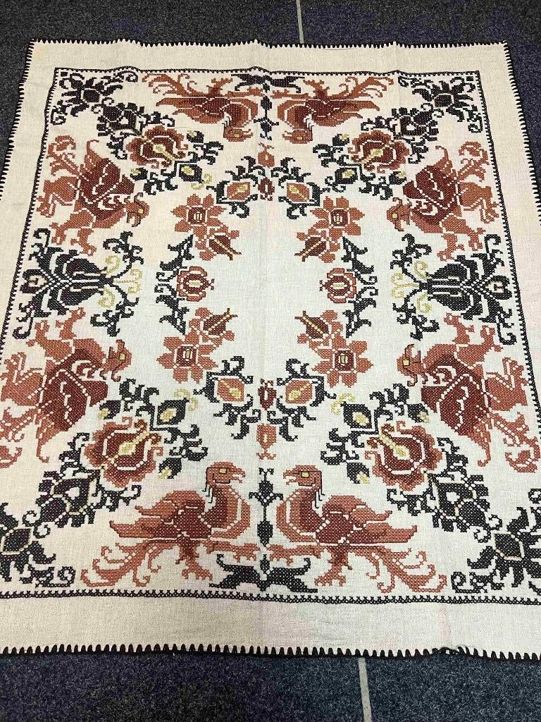 Geborduurd tafelkleed met bloemen, draken en vogels 158/135, Ophalen of Verzenden, Gebruikt, Rechthoek