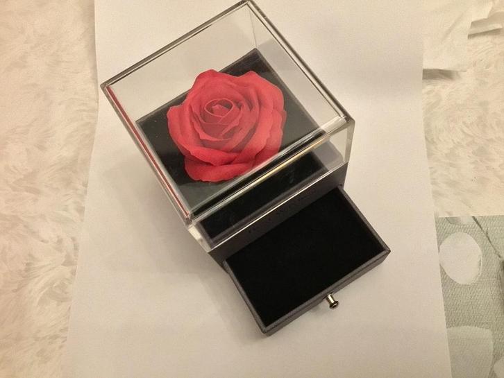 Luxe Geschenkbox met roos - voor juweel in af te geven, Handtassen en Accessoires, Ringen, Ophalen of Verzenden