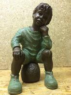 Beeld jongen op voetbal, Verzamelen, Ophalen, Zo goed als nieuw