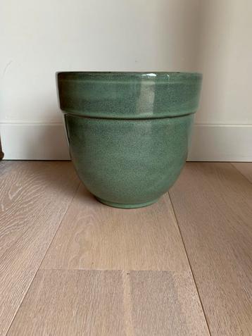 Nieuwe geglazuurde bloempot. beschikbaar voor biedingen