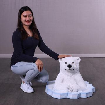 Peeking Polar Bear Cub – IJsbeer 63 x 63 x 41 cm beschikbaar voor biedingen