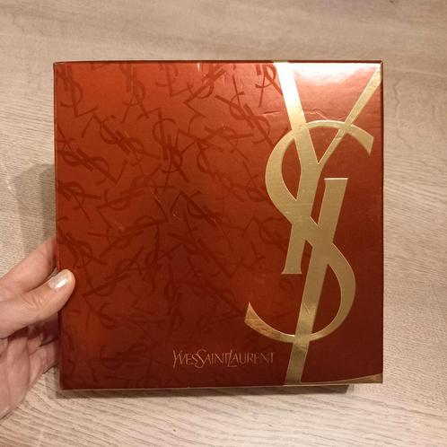 Boîte à foulard Yves Saint Laurent, Bijoux, Sacs & Beauté, Beauté | Parfums, Utilisé, Enlèvement ou Envoi