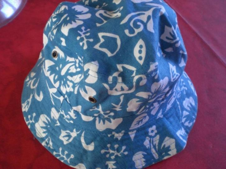 Chapeau seau vert imprimé KIABI, Kinderen en Baby's, Kinderkleding | Petten en Hoeden, Zo goed als nieuw, Jongen of Meisje, Hoed