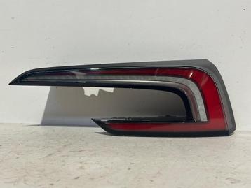 Tesla Model 3 LED rechter achterlicht rechts 1691500-00-F beschikbaar voor biedingen