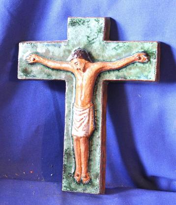 crucifix mural en terre cuite colorée  beschikbaar voor biedingen