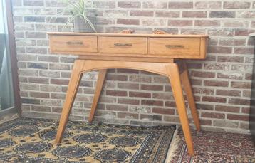 Vintage sidetable  beschikbaar voor biedingen