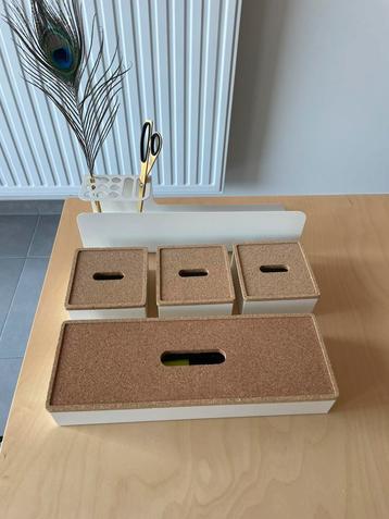 Bureauaccessoires in kurk beschikbaar voor biedingen