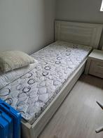 Lit 1 personne presque neuf avec matelas et commode, Maison & Meubles, Enlèvement, Comme neuf, Matelas