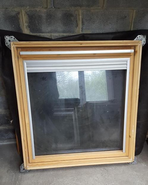 velux 114x118 (posé 6 mois) + raccord + store + option pose, Doe-het-zelf en Bouw, Deuren en Vliegenramen, Zo goed als nieuw, Hout