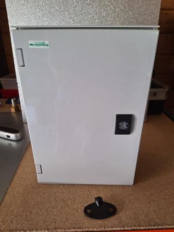 Wandkast electriciteit beschikbaar voor biedingen