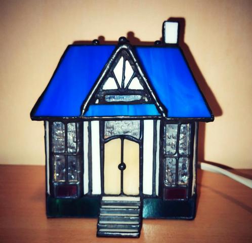 Tiffany style huisje, Huis en Inrichting, Lampen | Tafellampen, Zo goed als nieuw, Kunststof, Ophalen of Verzenden