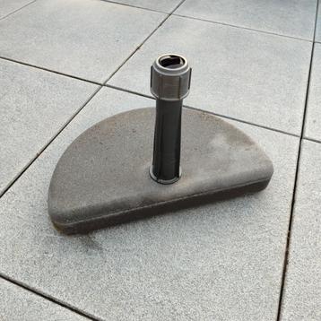 Halve parasolvoet beton beschikbaar voor biedingen