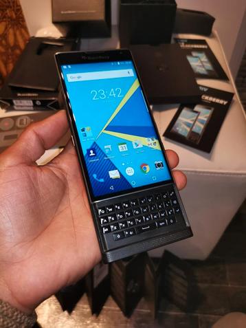 In nieuw staat blackberry priv met android system    beschikbaar voor biedingen