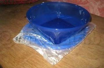 Tupperware: blauw geverfde doos in de vorm van een ontwerp beschikbaar voor biedingen