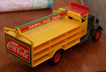 Gele Coca Cola vrachtwagen auto Every bottle Coca-Cola steri beschikbaar voor biedingen